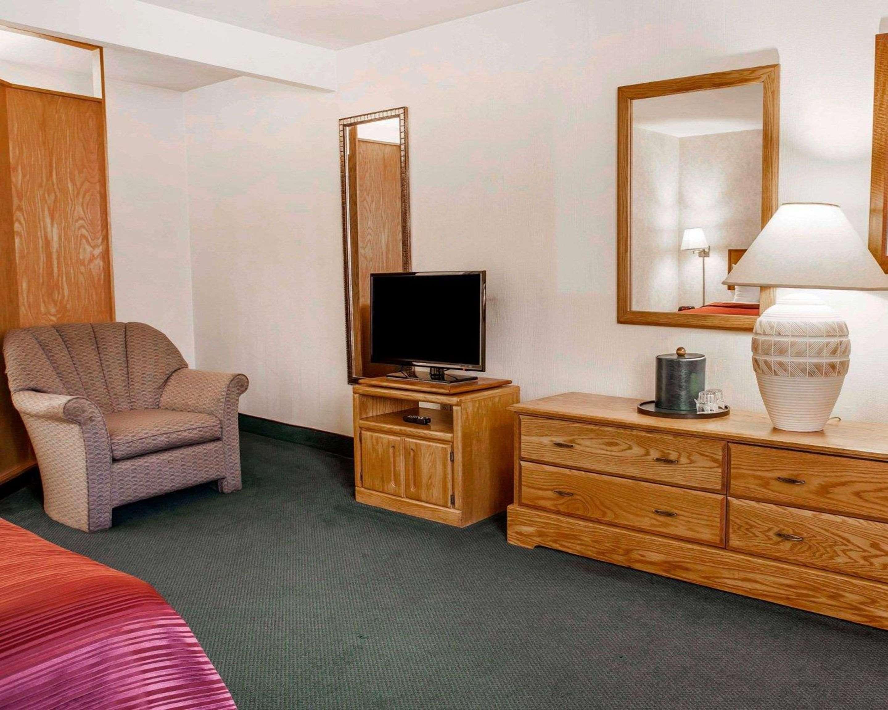 Quality Inn & Suites Bremerton Near Naval Shipyard エクステリア 写真